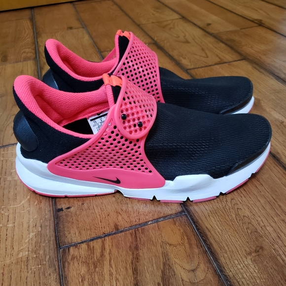 Nike Shoes - Nike Dart Sock Shoes